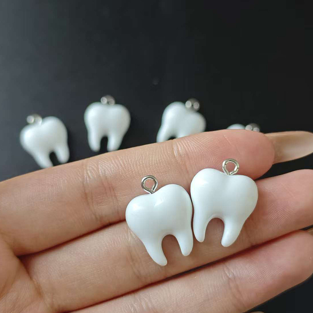 10 قطع من قلادات الأسنان الرات - مراجعة Resin Art Jewelry Kit وسعره